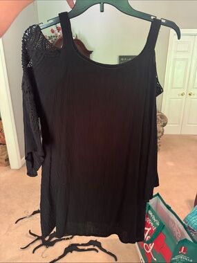 Black Cold-Shoulder Crochet Sleeve Tunic Top - Lightweight Women’s Blouse